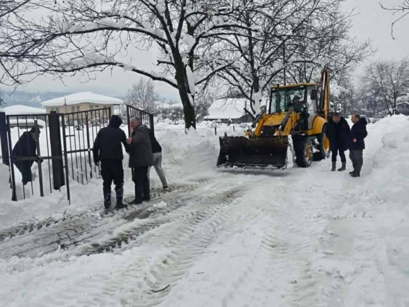 ცაგერის მუნიციპალიტეტში დილიდან განახლდა შიდა სასოფლო საავტომობილო გზების თოვლისგან წმენდის სამუშაოები
